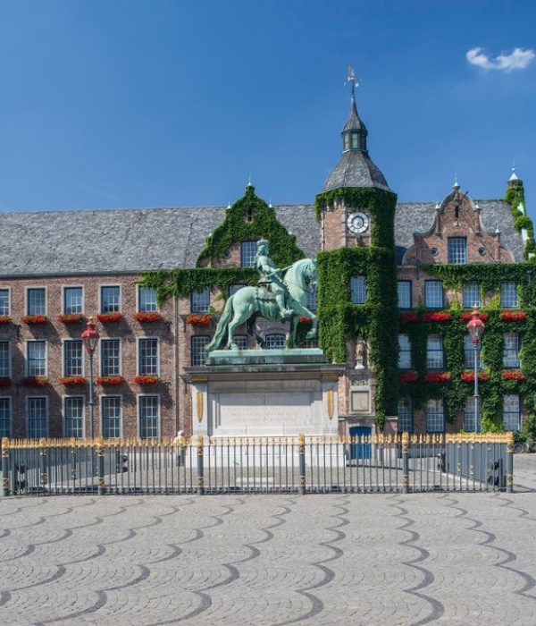 Düsseldorf Altstadt, Blick über den Marktplatz mit Sicht auf das Jan-Wellem-Denkmal und Rathaus (2008)